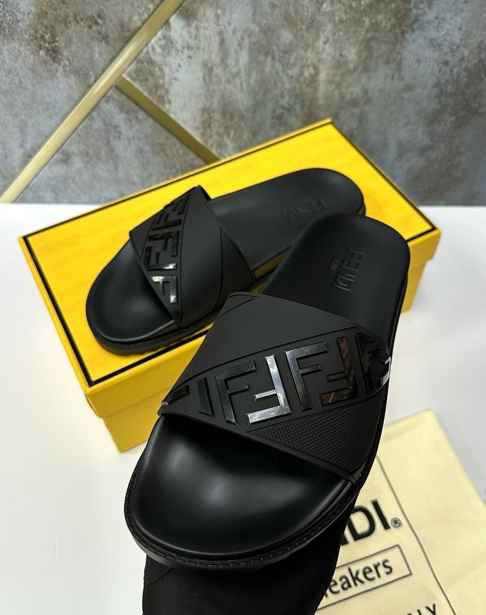 Шлепанцы Fendi