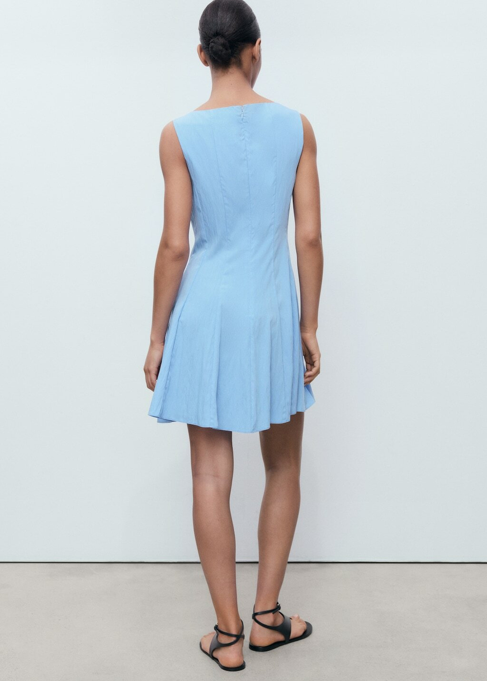 Платье с вырезом лодочка и складками