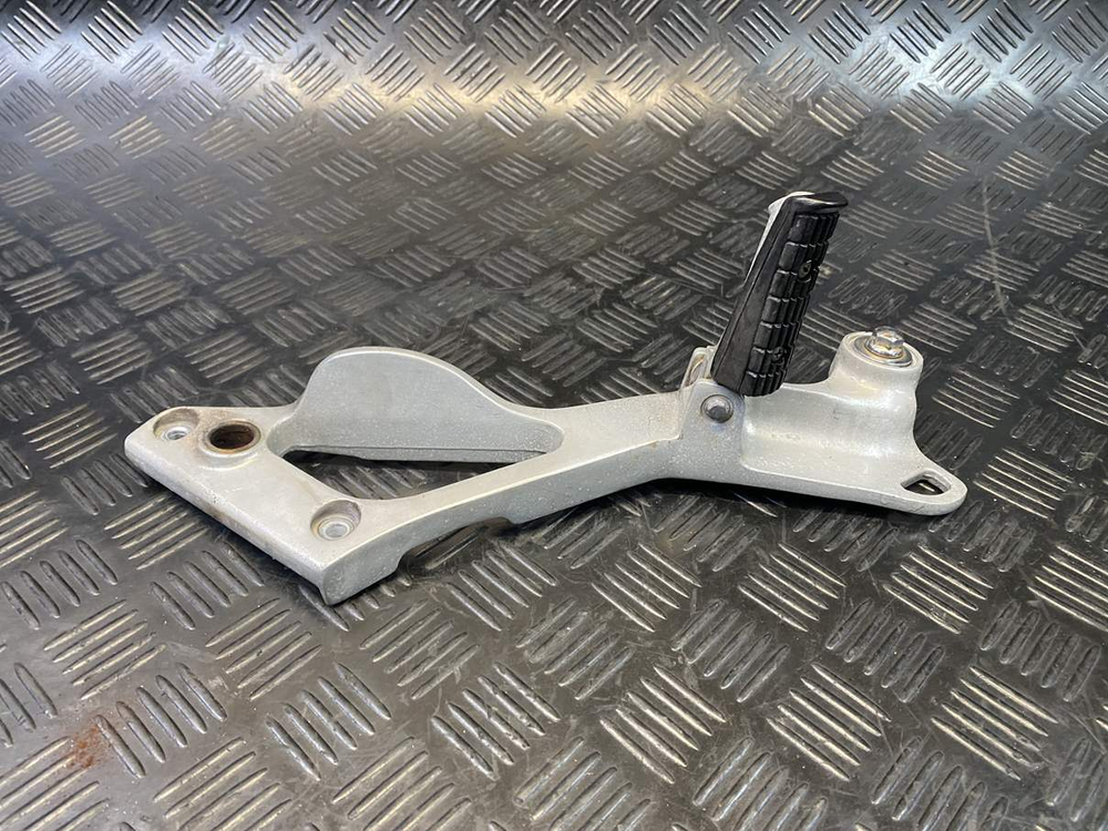 Подножка пассажирская правая Yamaha TDM850 RN03J (с кронштейном) 054007