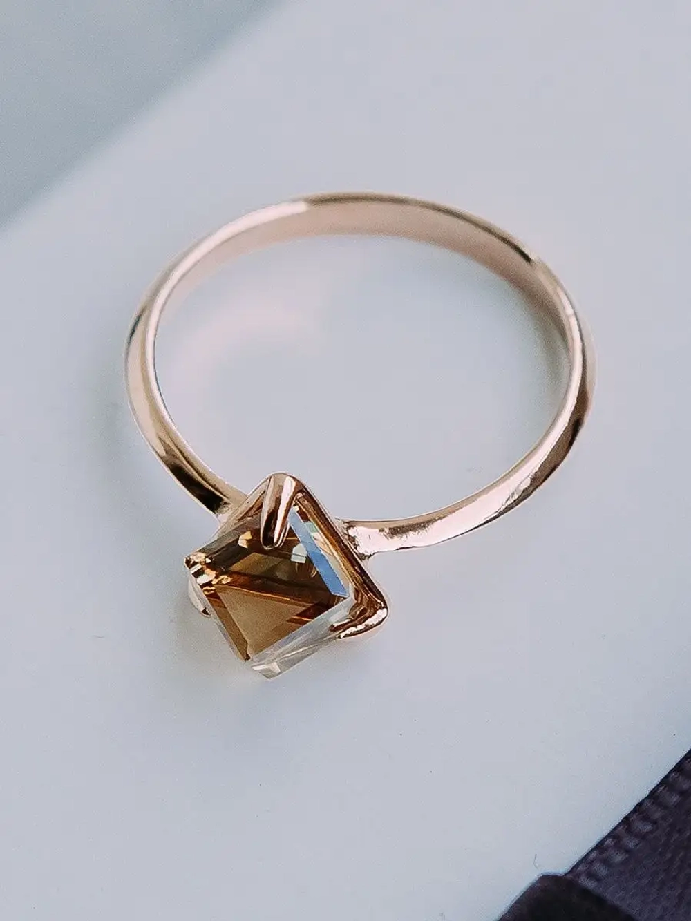 Кольцо Миражи тонкое с кристаллом Swarovski цвета шампань