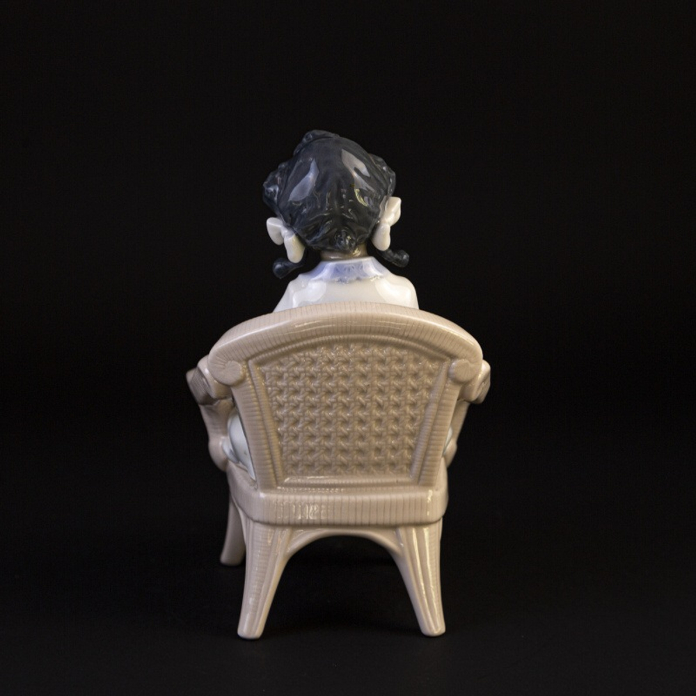 Фарфоровая мануфактура Lladro «Девочка в кресле»