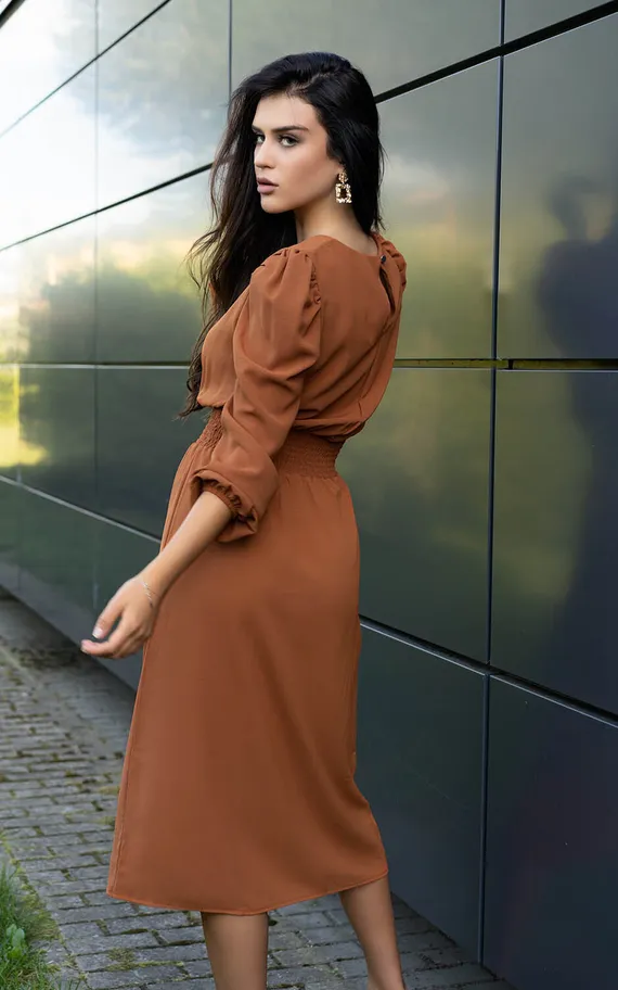 D8 Bouquetina sukienka Camel