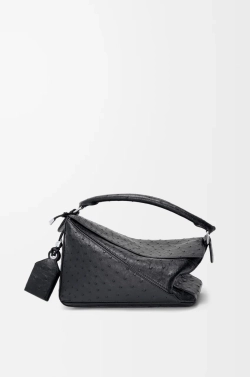 Loewe Маленькая сумка Puzzle Featherlight из страусиной кожи, черный