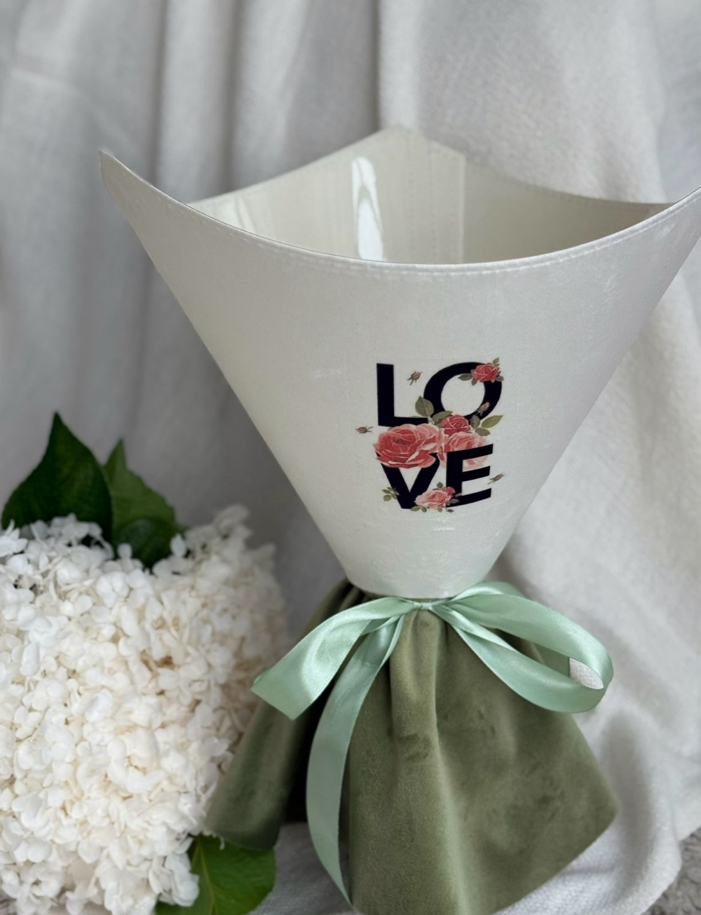 Платье для цветов день влюбленных "LOVE" черные буквы;  бархат, цвет: МОЛОЧНЫЙ (ТРЕУГОЛЬНИК); цвет юбки: ФИСТАШКОВЫЙ  (принт)