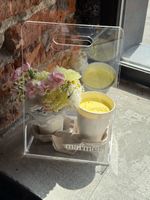 Набор цветочная композиция+ Кейк / Cake to go Ванильный с клубникой 250гр