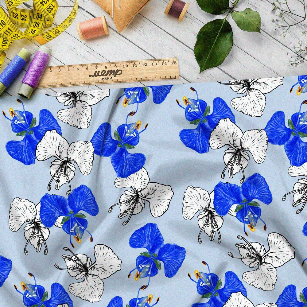 Ткань поплин белые и синие орхидеи на голубом фоне