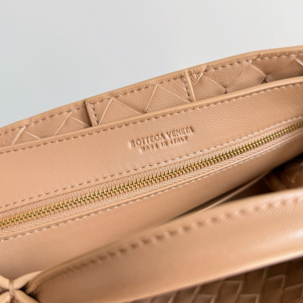 Сумка Bottega Veneta Andiamo Small — бежевая — фото 8