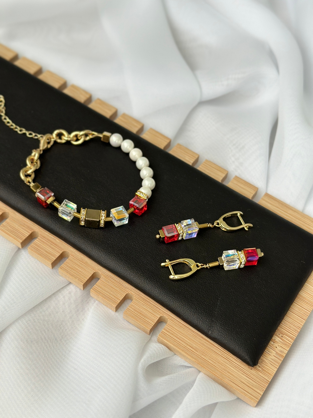 Браслет из красных, золотых и прозр. кубиков Swarovski, белого жемчуга Майорка и гематита, золото