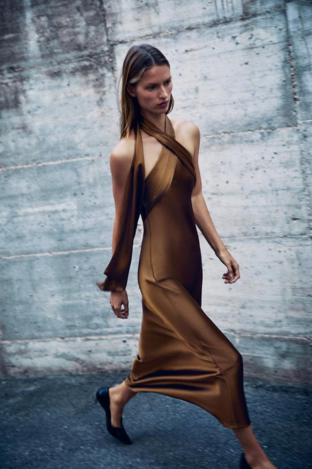 ZARA ПЛАТЬЕ МИДИ ИЗ АТЛАСА, КАРАМЕЛЬНЫЙ