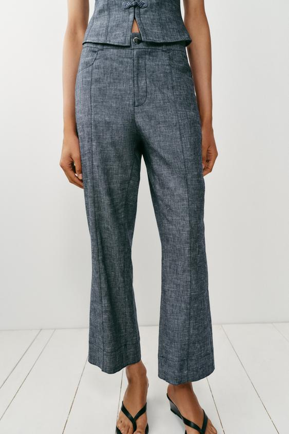 ZARA УКОРОЧЕННЫЕ БРЮКИ MINI FLARE ИЗ СМЕСОВОГО ЛЬНА, СЕРЫЙ