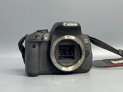 Canon 650D kit 18-55mm IS II 4.000 кадров