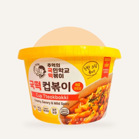 Токпокки COOK-TOK Spicy Carbonara 140 г — упаковка на фирменном фоне OH MY GEEK