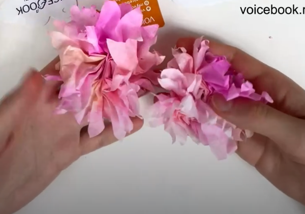 Делаем пионы из салфеток