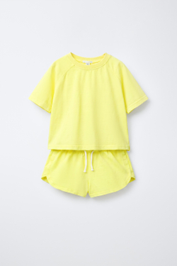 ZARA КОМПЛЕКТ ИЗ ФУТБОЛКИ И ШОРТОВ, ЖЕЛТЫЙ