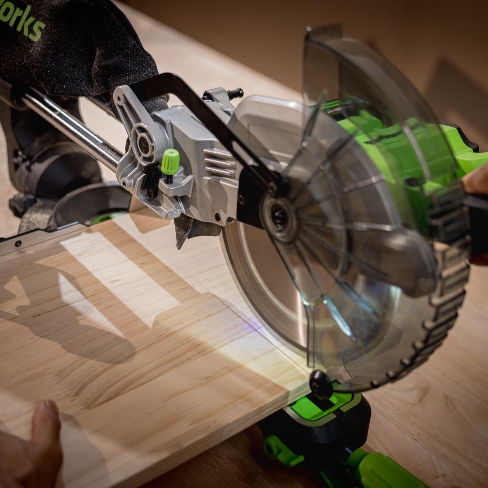 Торцовочная пила Greenworks GD24MS216, 24V, бесщеточная, 4800 об/мин, 216x30мм, рез 65х310мм, с протяжкой, без АКБ и ЗУ (1501707)