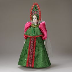 Сувенирная кукла в высоком кокошнике
