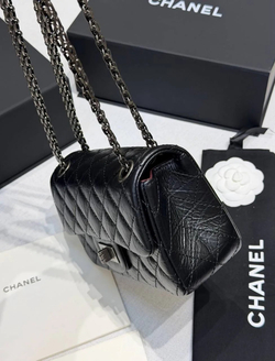 Маленькая чёрная сумка Chanel 2.55 Reissue премиум класса, вид сбоку