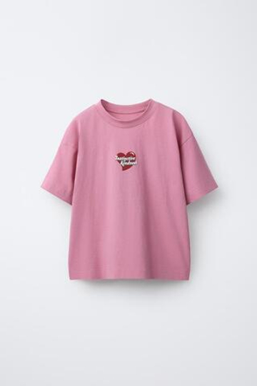 ZARA ФУТБОЛКА С ПРИНТОМ «СЕРДЕЧКИ», РОЗОВЫЙ
