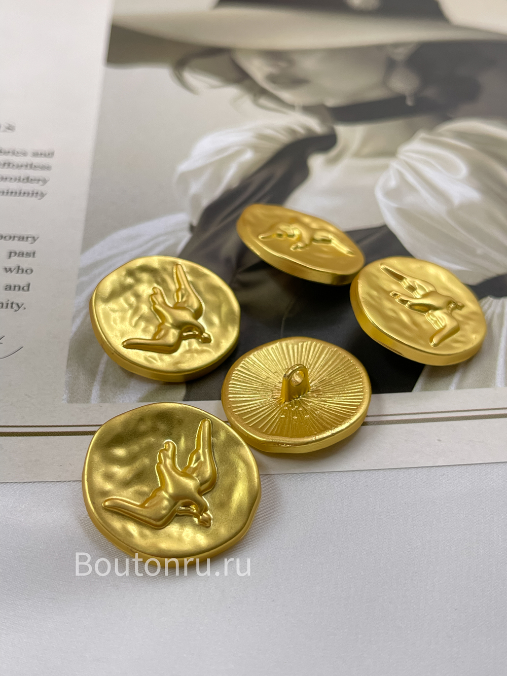 Пуговицы золотистые Скиап. круглые с птицей