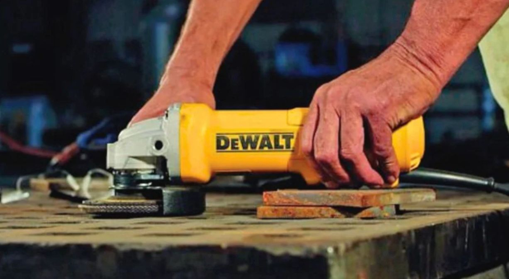 Угловая шлифмашина DeWalt DWE4217 (DWE4217-QS)