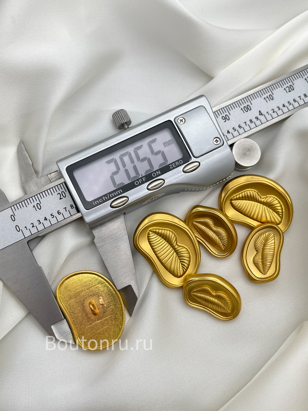 Пуговицы золотистые Скиап. "Губы"
