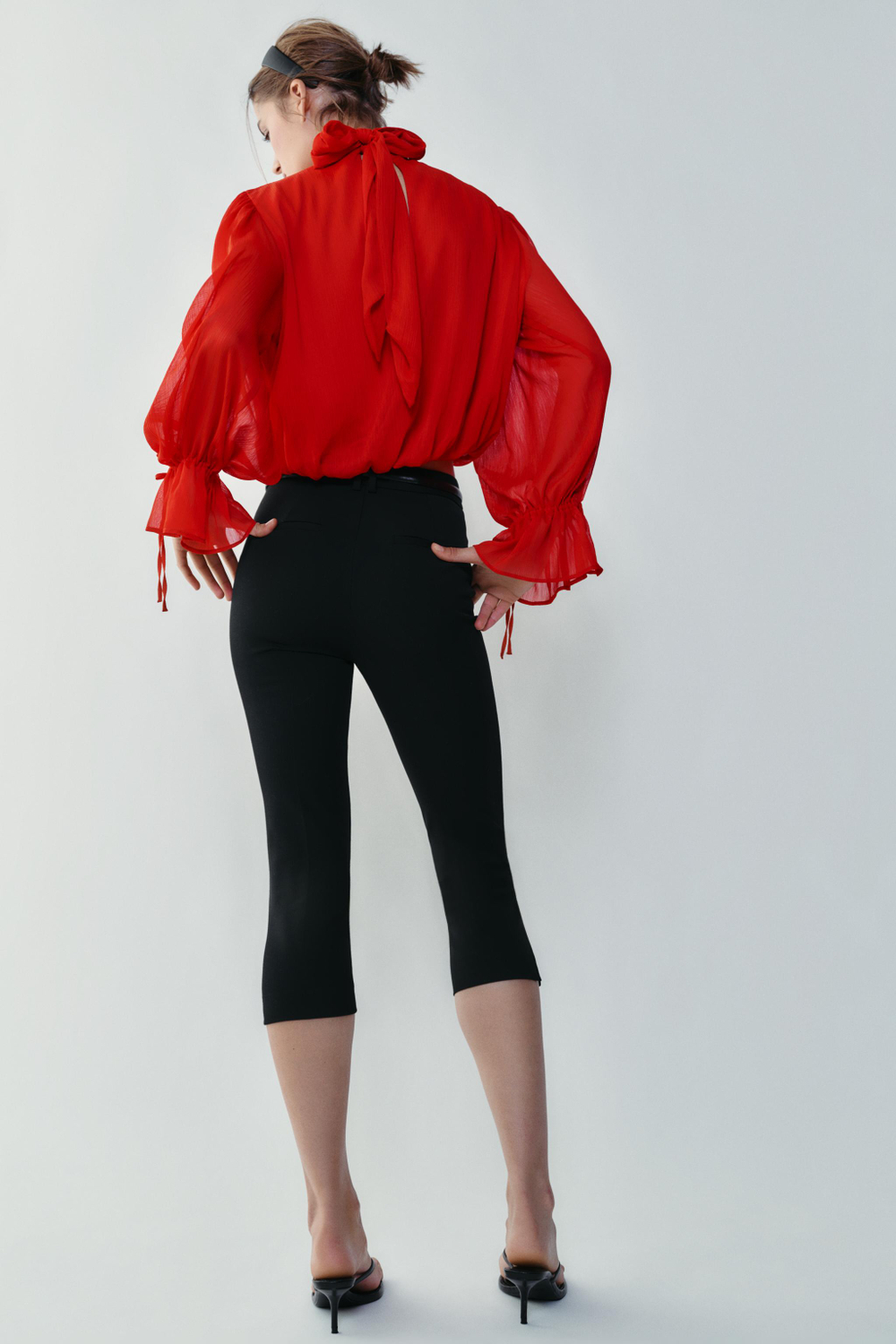 ТОП СО СБОРКАМИ И БАНТОМ НА СПИНЕ — ZARA