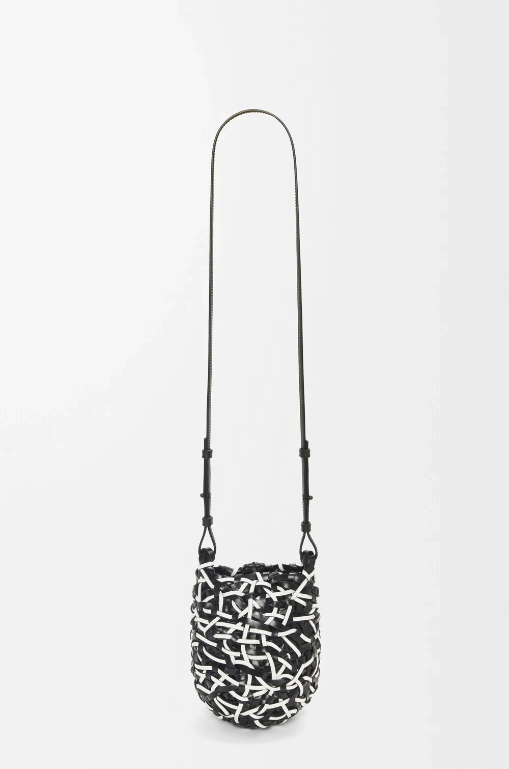 Loewe Маленькая сумка Nest Basket из телячьей кожи, черный/белый