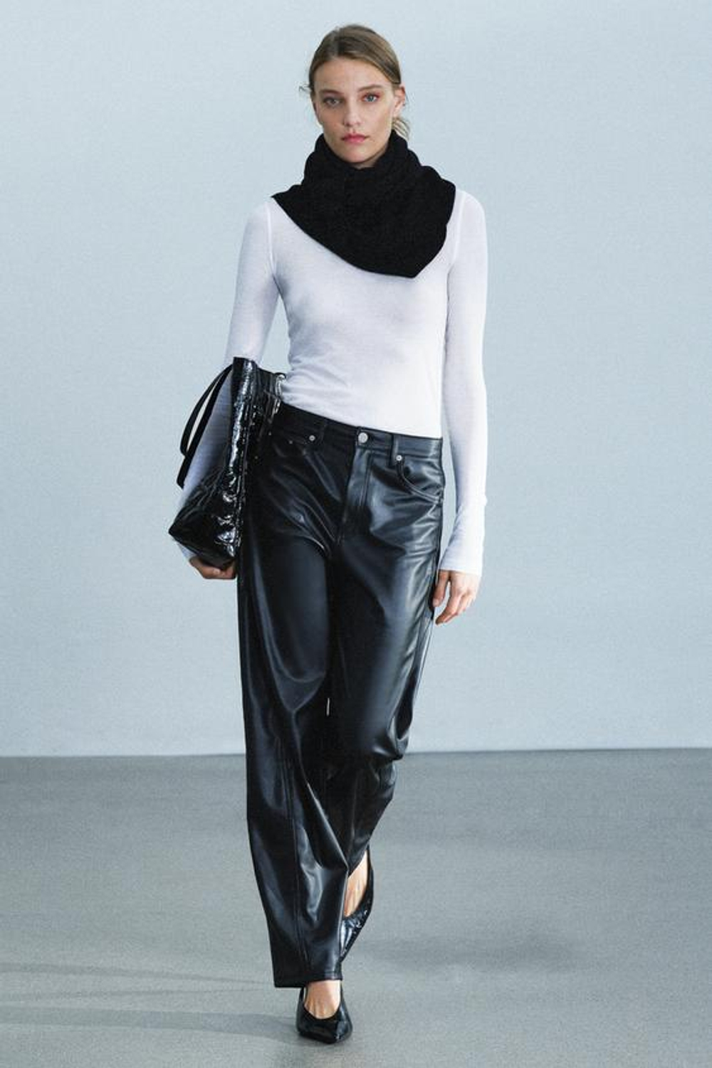 ZARA УКОРОЧЕННЫЕ БРЮКИ СВОБОДНОГО КРОЯ ИЗ ИСКУССТВЕННОЙ КОЖИ — ZW COLLECTION, ЧЕРНЫЙ