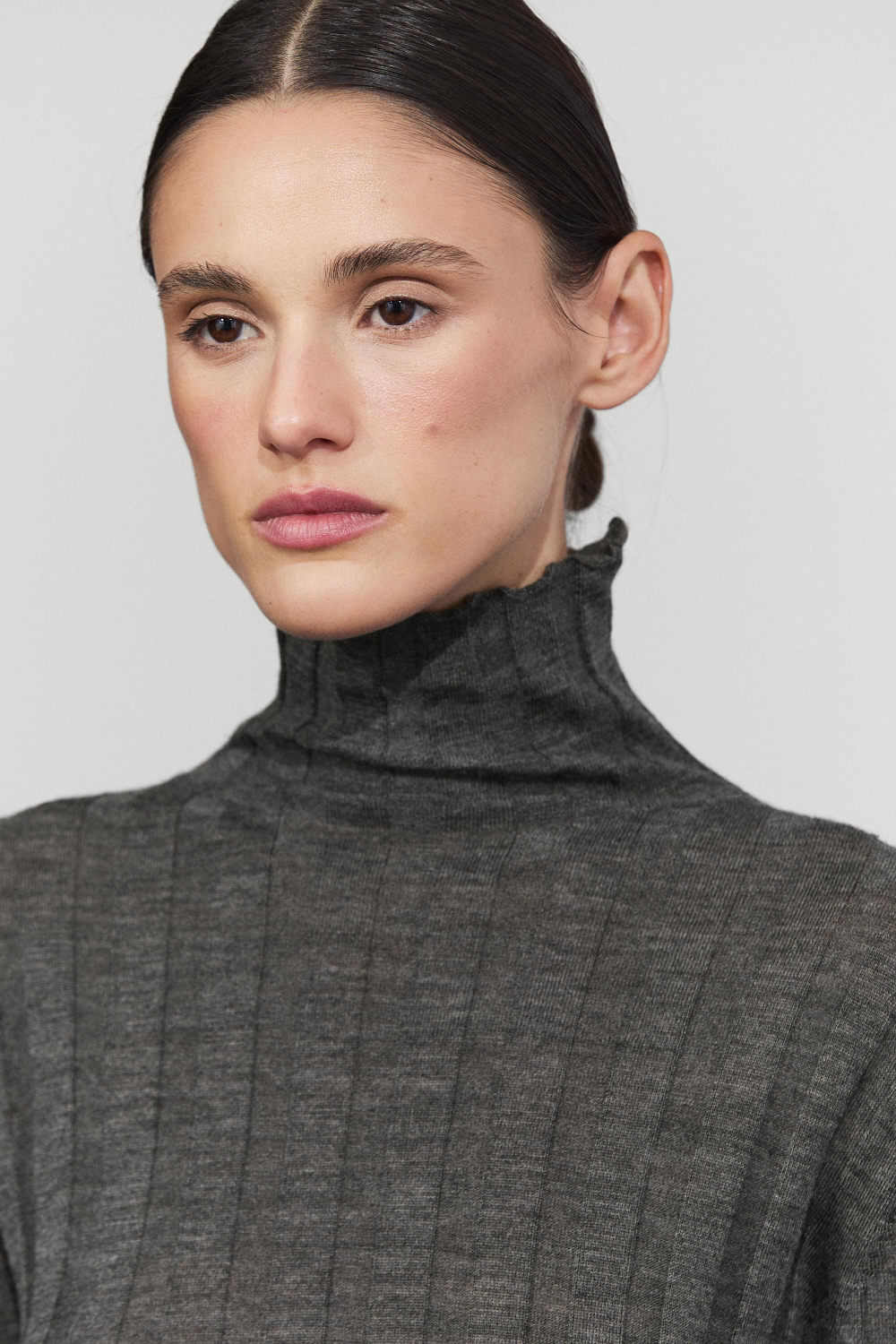 Massimo Dutti Трикотажный свитер в рубчик с воротником-стойкой, серый