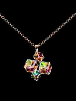 Подвеска-ромб Мираж с зелеными кубиками-хамелеонами Swarovski