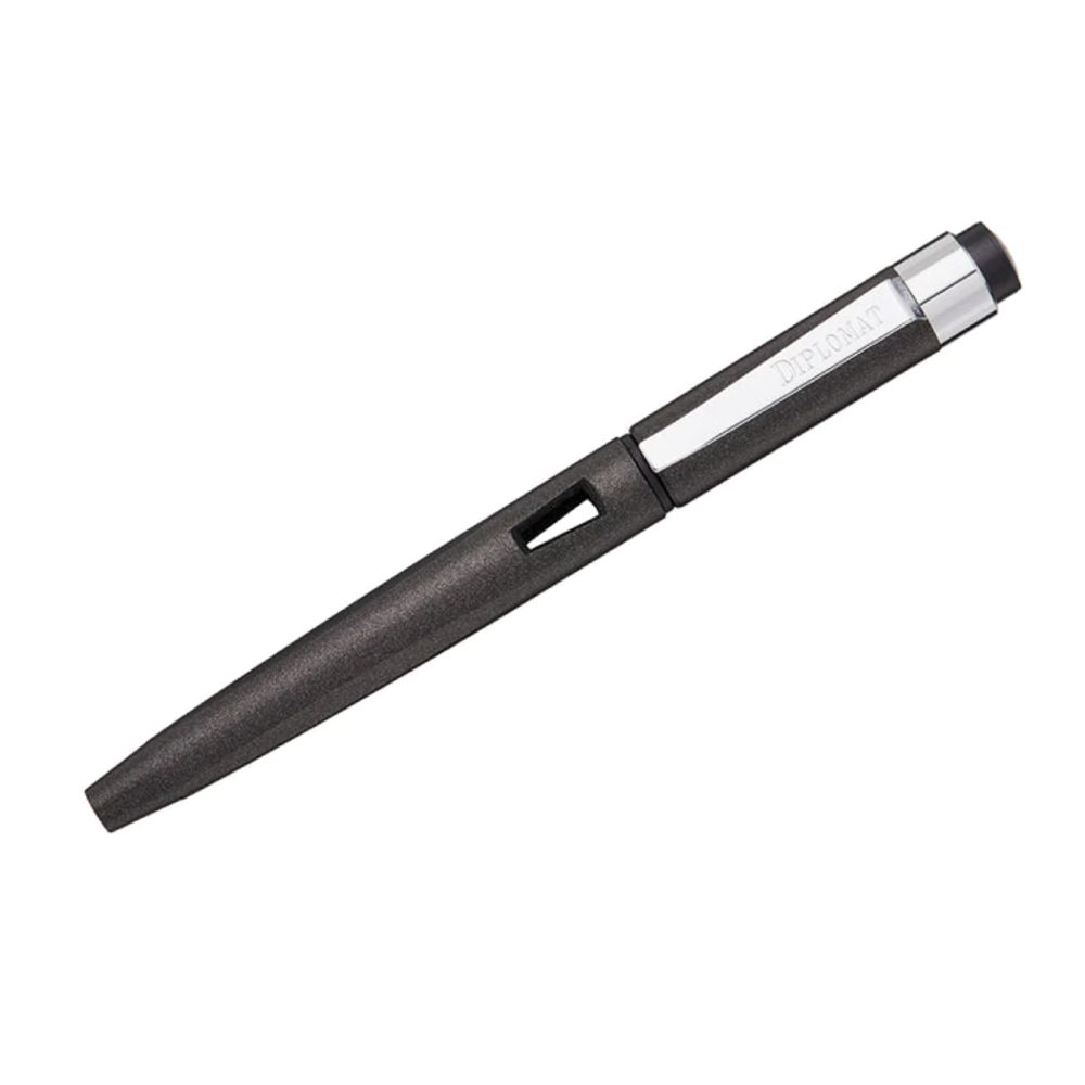 Перьевая ручка Diplomat Magnum Crow черная с пером F (D40902023) 1