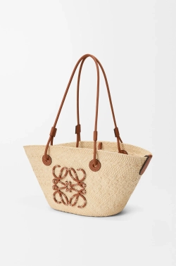 Loewe Маленькая плетеная сумка Anagram из пальмового волокна и телячьей кожи, натуральный/коричневый