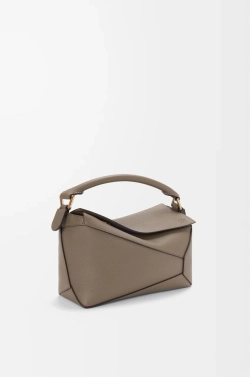 Loewe Маленькая сумка Puzzle Edge из мягкой зернистой телячьей кожи, серо-коричневый