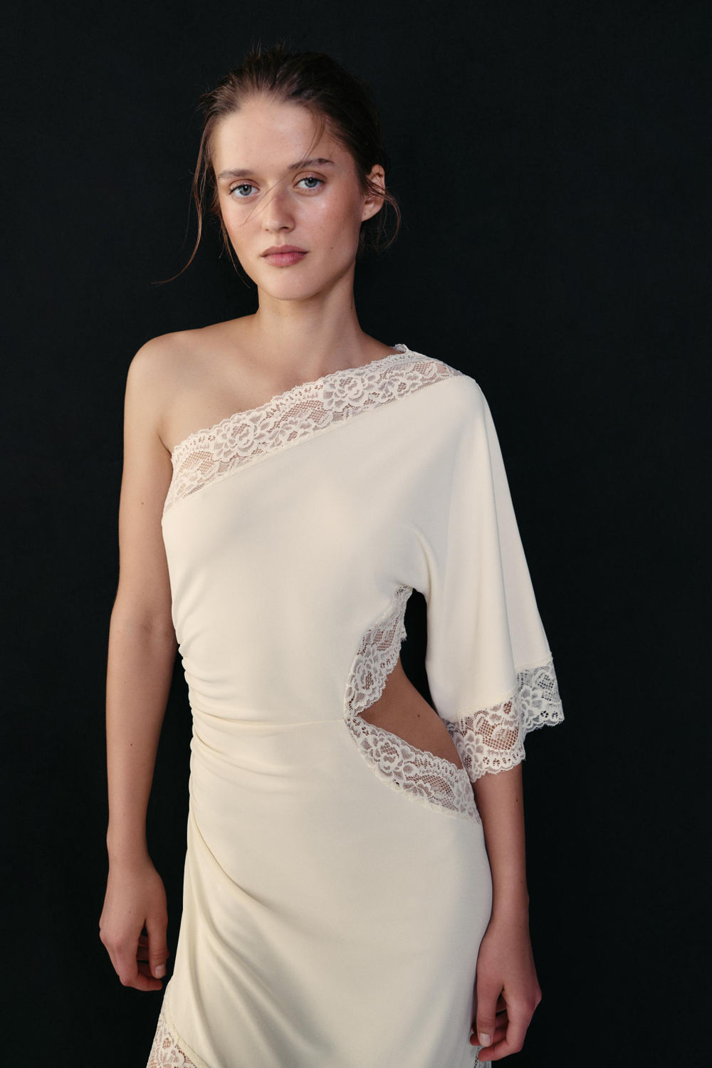 АСИММЕТРИЧНОЕ КРУЖЕВНОЕ ПЛАТЬЕ — ZARA