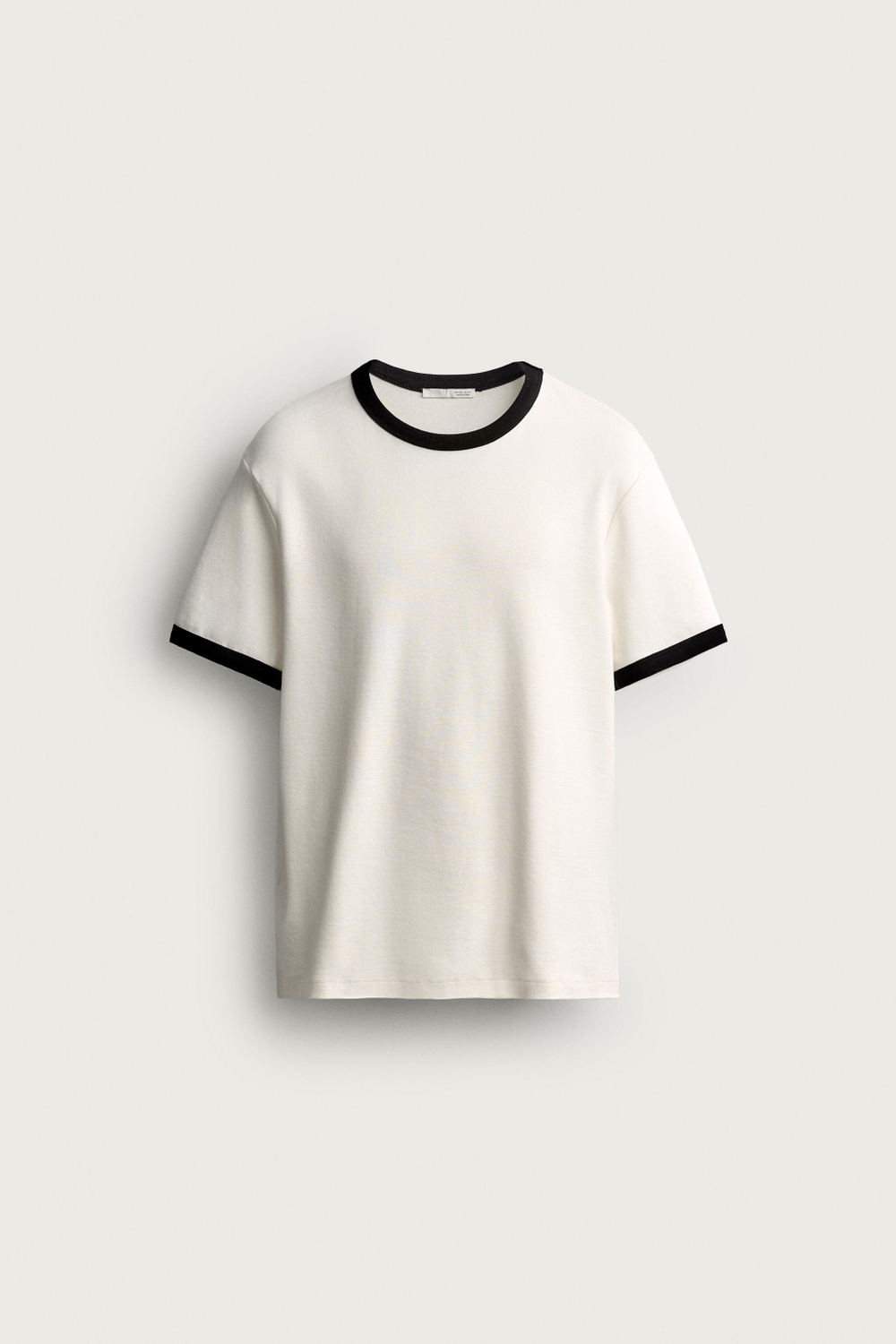 БАЗОВАЯ ФУТБОЛКА В РУБЧИК С КОНТРАСТНЫМИ ДЕТАЛЯМИ — ZARA