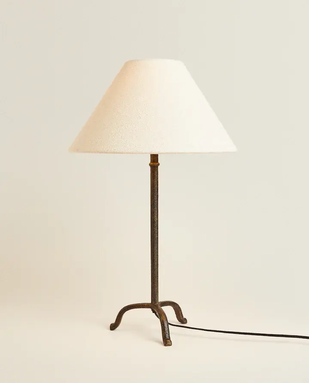 ZARA HOME НАСТОЛЬНАЯ ЛАМПА НА ТРЕХ НОЖКАХ
