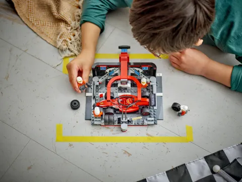 Конструктор LEGO City 60443 Пит-стоп Формулы-1 Ferrari с командой