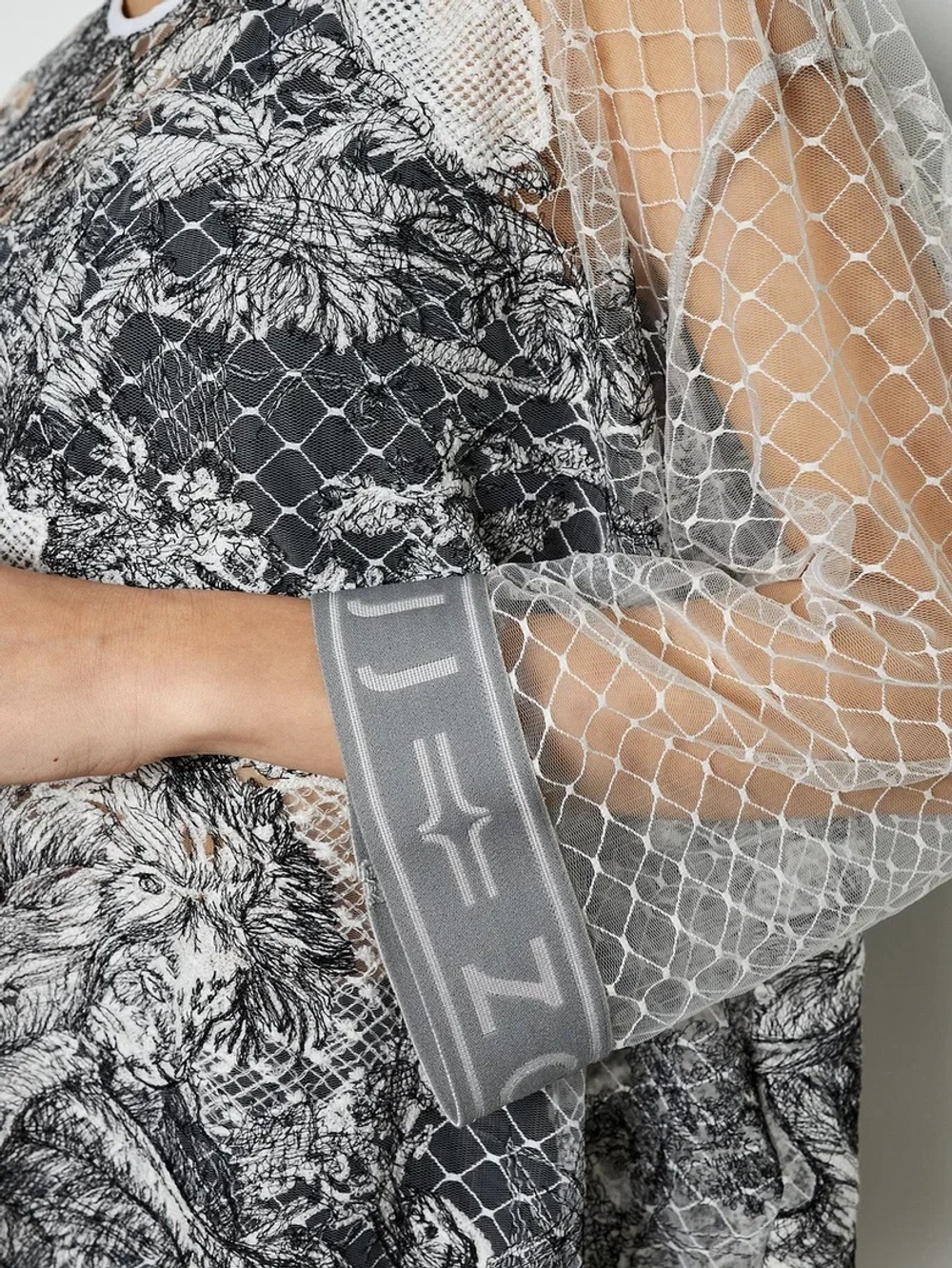 Oversize футболка с вышивкой