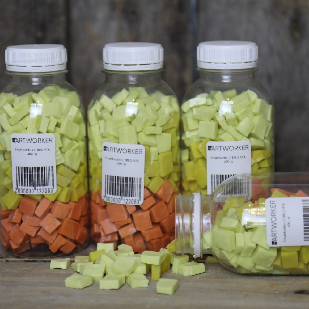 Крупный план желтой и оранжевой смальты Smaltbottle-CITRUS MIX ArtWorker