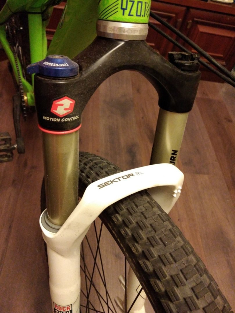 Вилка амортизационная Rock Shox Sector TK 110-150