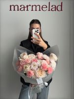 Букет из кустовых пионовидных роз, хризантемы, одноголовых роз и диантусов