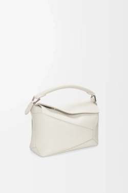 Loewe Маленькая сумка Puzzle Edge из мягкой зернистой телячьей кожи, белый