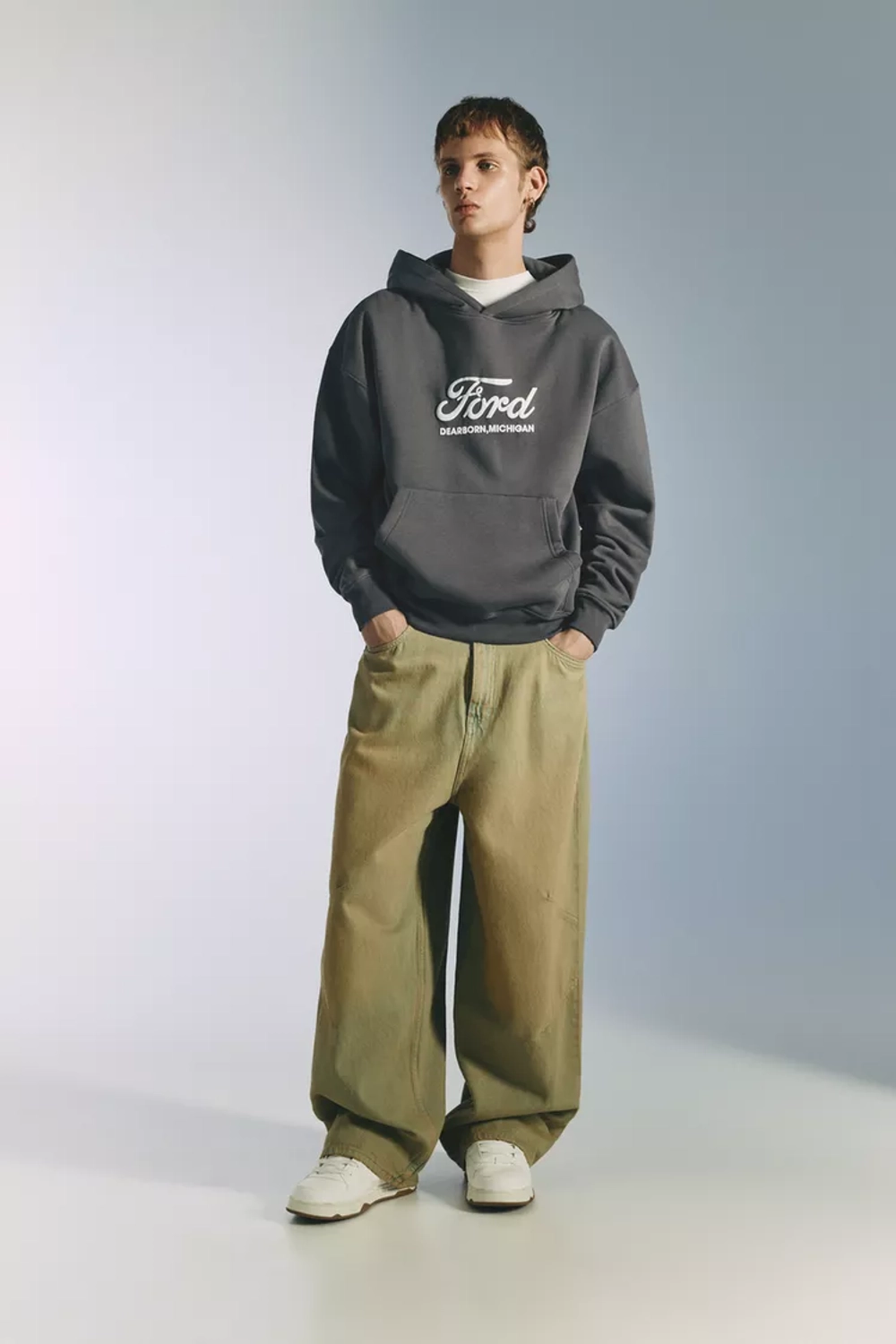 PULL&BEAR Толстовка Ford, антрацитово-серый