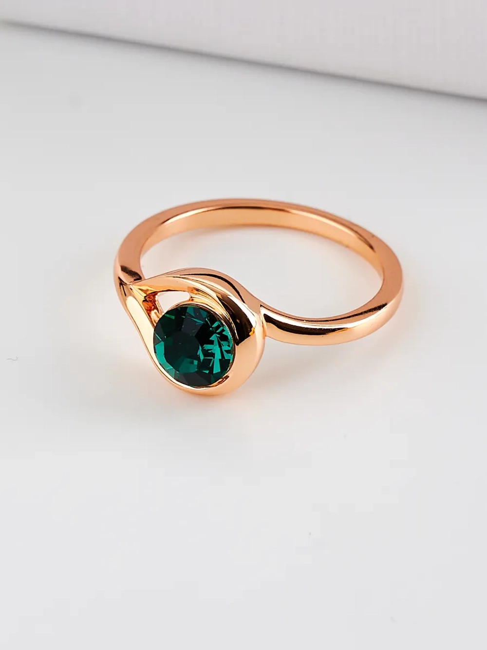Кольцо Белла с зеленым кристаллом Swarovski