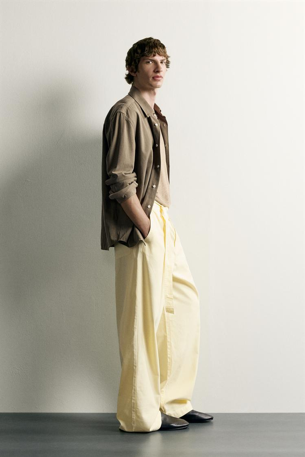 ZARA БРЮКИ RELAXED FIT СО СКЛАДКАМИ И РЕМНЕМ, СВЕТЛО-ЖЕЛТЫЙ