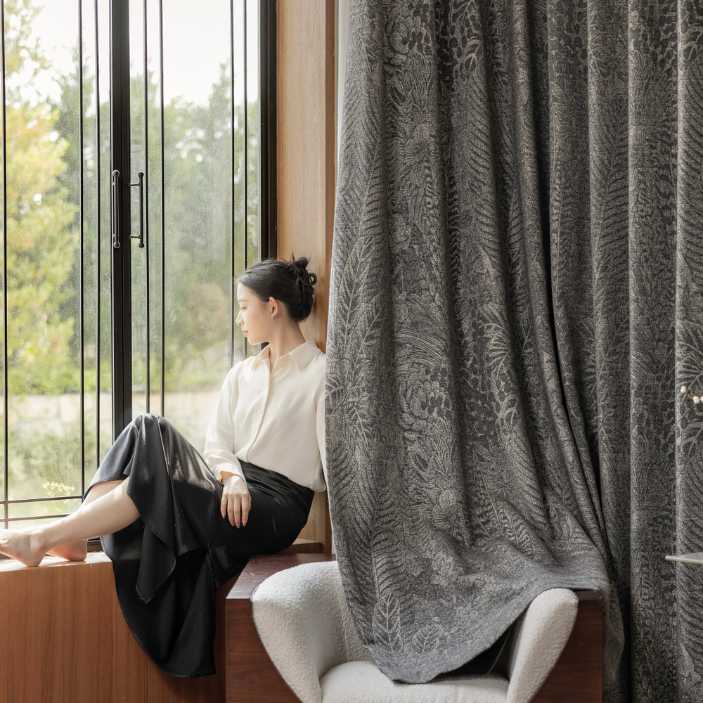 Шерстяная портьерная ткань «Graphite Tweed» — натуральная шерсть с вертикальным меланжевым рисунком для штор от пола до потолка