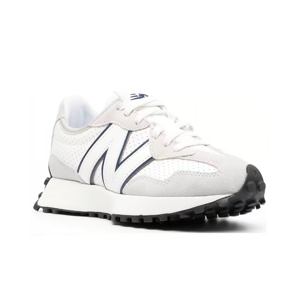 alt="Асимметричный oversized логотип N на New Balance 327 Brighton Grey Navy"
