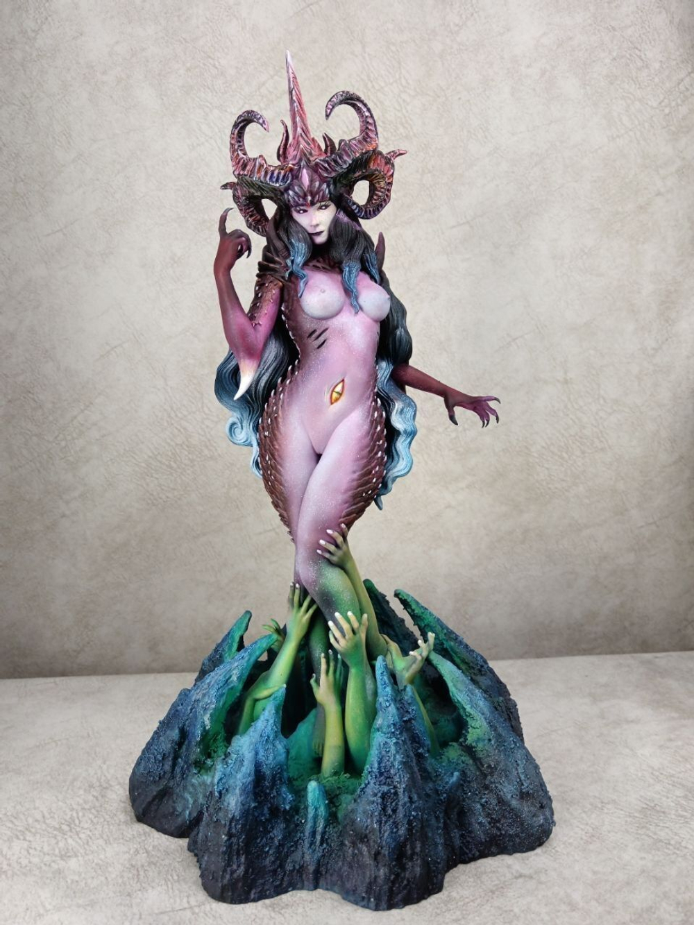 Slaanesh Та Что Жаждет Фигурка 38см В наличии