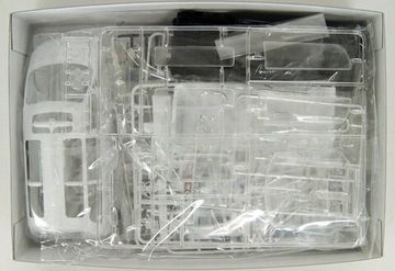 Сборная модель 1/24 Aoshima Mitsubishi Delica PE8W Space Gear '96
