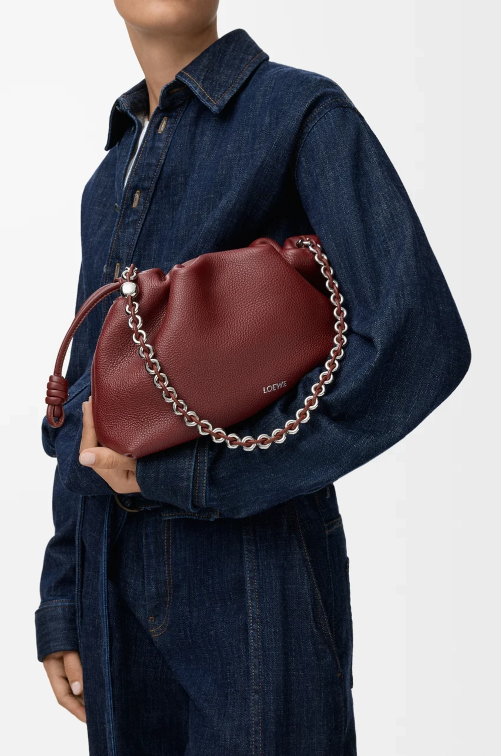 Loewe Сумка Flamenco среднего размера из зернистой телячьей кожи, красное дерево